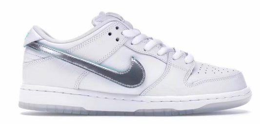 Nike SB Dunk Low
“Diamond Supply Co. White Diamond”